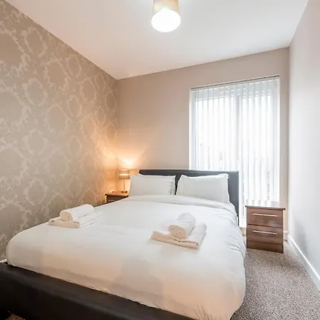 3 Bedroom Near City Centre With Parking *