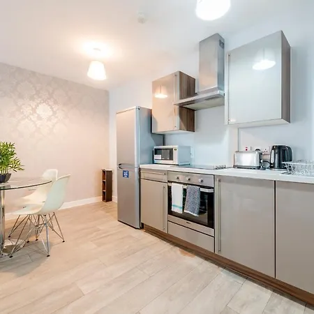 3 Bedroom Near City Centre With Parking
