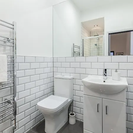 Park House - Large 3 Bedroom Victorian House, 10 Mins From