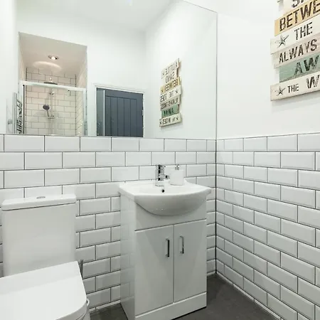 Park House - Large 3 Bedroom Victorian House, 10 Mins From *