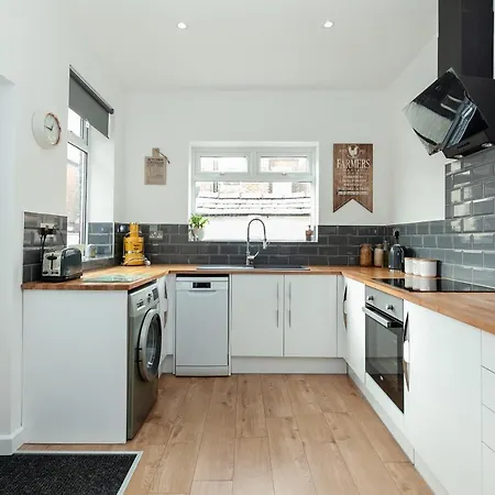 Park House - Large 3 Bedroom Victorian House, 10 Mins From *