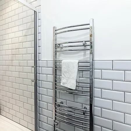 Park House - Large 3 Bedroom Victorian House, 10 Mins From