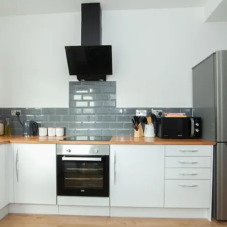 Park House - Large 3 Bedroom Victorian House, 10 Mins From