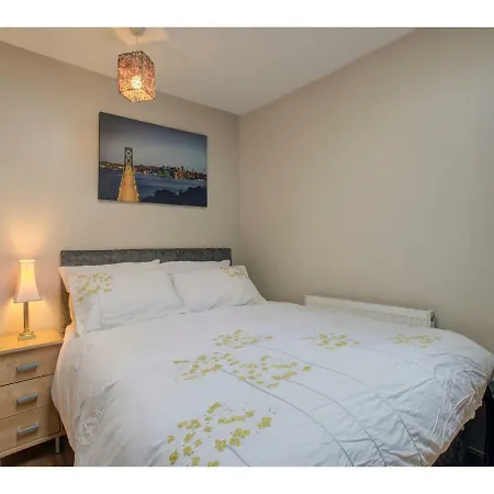 Bright Colourful & Charming Apt For 4 *