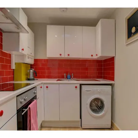 Bright Colourful & Charming Apt For 4 Διαμέρισμα *