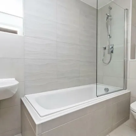 Halo House By Guestz *