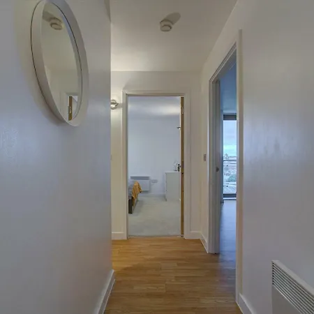 דירה Prime Location 1 Bed Apt With Balcony *