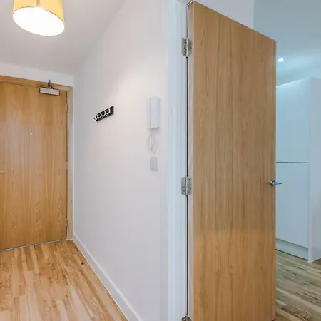 Contemporary 1 Bed In Media City, Sleeps 4, Free Gym Manchester