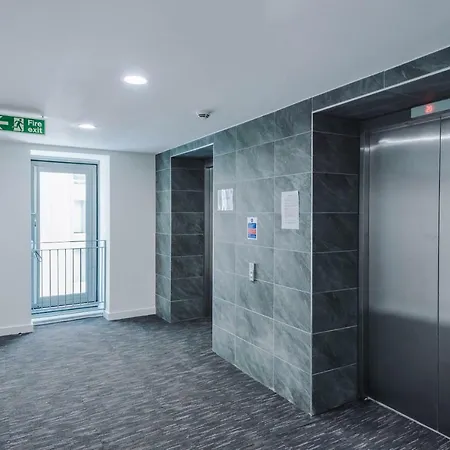 Contemporary 1 Bed In Media City, Sleeps 4, Free Gym Manchester