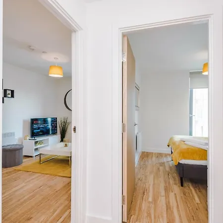 Contemporary 1 Bed In Media City, Sleeps 4, Free Gym Manchester