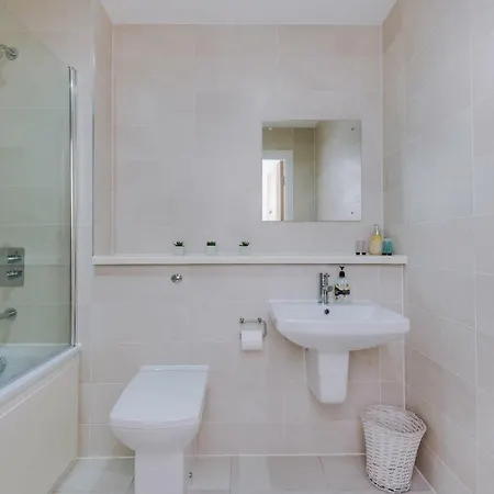 Contemporary 1 Bed In Media City, Sleeps 4, Free Gym *