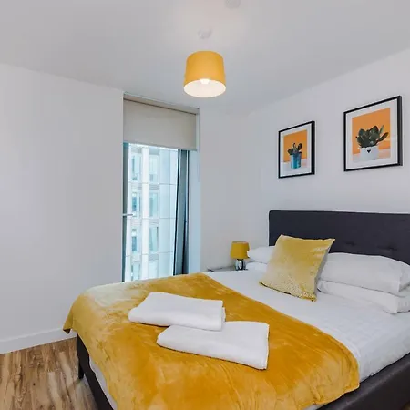 Contemporary 1 Bed In Media City, Sleeps 4, Free Gym *