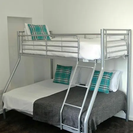 Approved Serviced Gorse Hill Апартаменты
