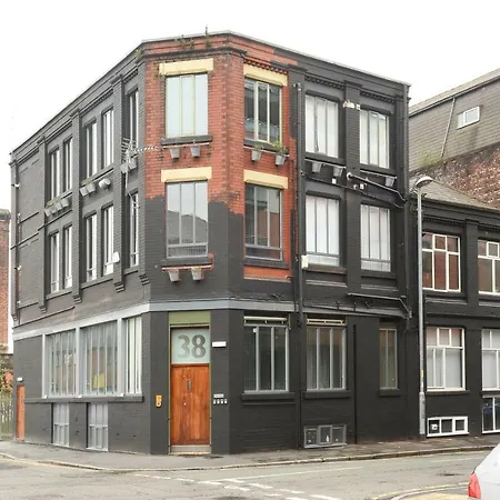 Slps 14 Hot Tub, Bar & Outdoor Terrace Manchester