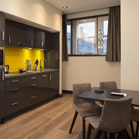 Roomzzz Victoria מלון דירות מנצ'סטר