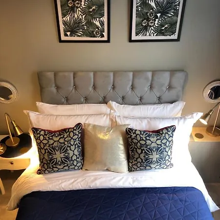 1. Stylish Private Double Near Centre Guest house *