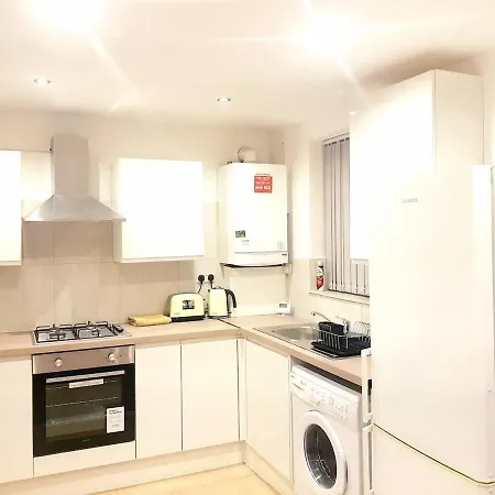 Modern & Spacious House With Parking & Garden Semesterbostad *