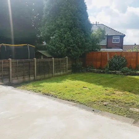 Modern & Spacious House With Parking & Garden Manchester