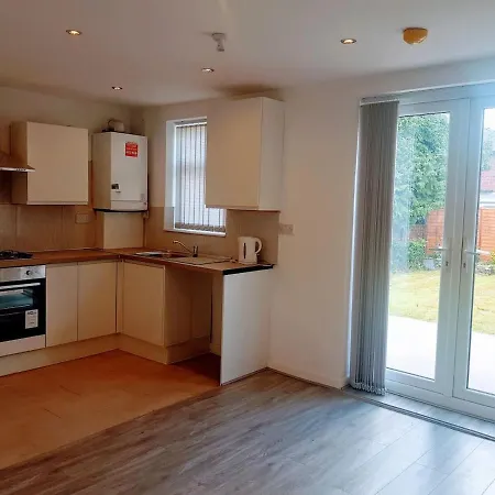 Modern & Spacious House With Parking & Garden Semesterbostad