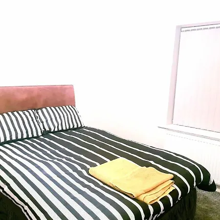 Modern & Spacious House With Parking & Garden Semesterbostad *