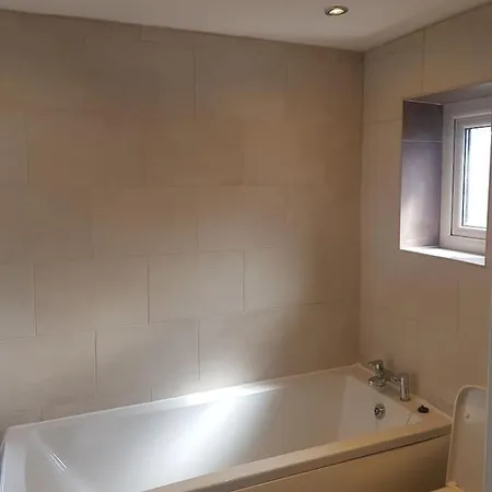 Modern & Spacious House With Parking & Garden Manchester