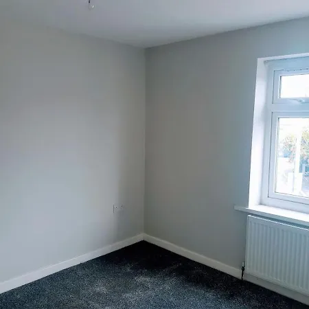 Modern & Spacious House With Parking & Garden Semesterbostad *