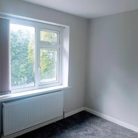 Modern & Spacious House With Parking & Garden *