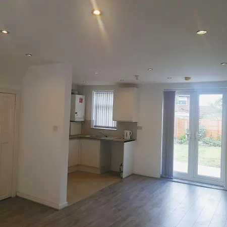 Semesterbostad Modern & Spacious House With Parking & Garden Manchester