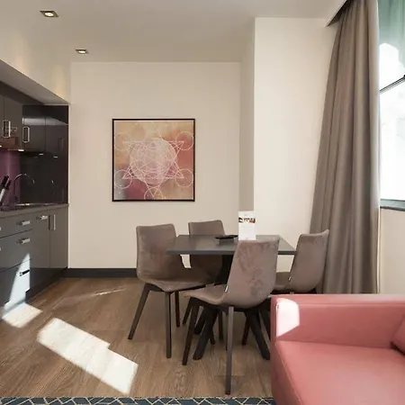 מלון דירות Roomzzz Victoria מנצ'סטר