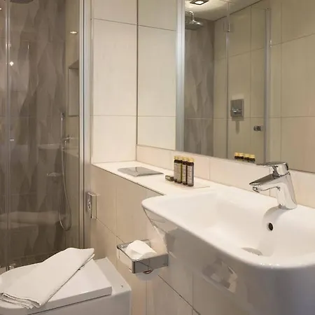 מלון דירות Roomzzz Victoria 4*