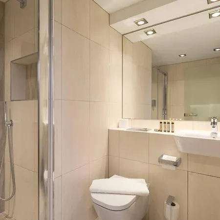 Roomzzz Victoria מלון דירות 4*