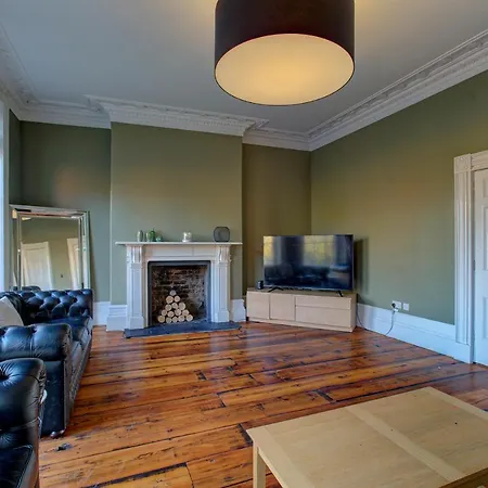 Dom wakacyjny Manchesters Ultimate House - Hot Tub - Sleeps 22!