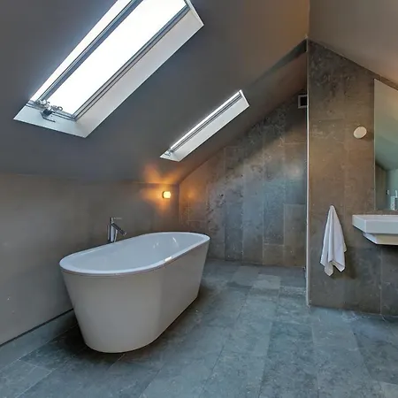 Dom wakacyjny Manchesters Ultimate House - Hot Tub - Sleeps 22!