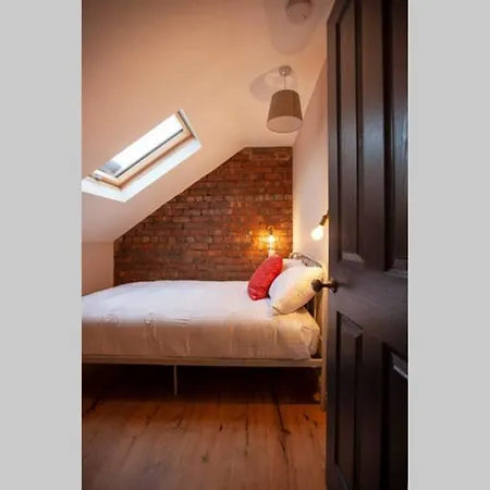 Newly Renovated 3 Storey In South Manchester