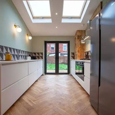 Newly Renovated 3 Storey In South
