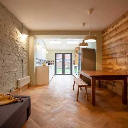 Newly Renovated 3 Storey In South Holiday home *
