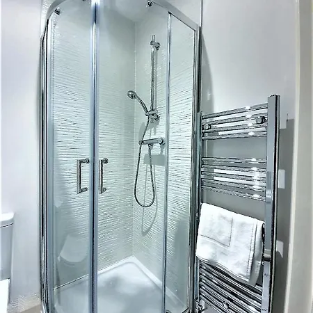 Manchester Holiday Apartment * مانشستر