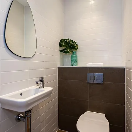 Stunning Peaceful Canal-side With Free Parking Lejlighed