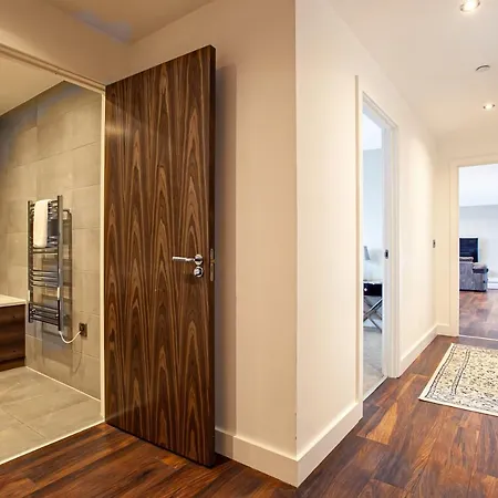 Stunning & Spacious Penthouse W/ Parking & Balcony