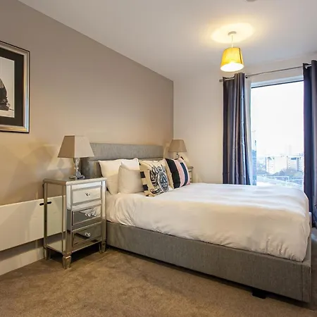 Stunning & Spacious Penthouse W/ Parking & Balcony Манчестер