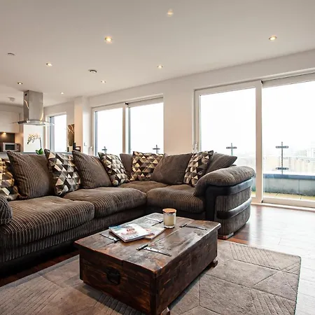 Апартаменты Stunning & Spacious Penthouse W/ Parking & Balcony *