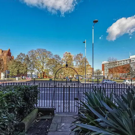 Holiday home Manchesters Ultimate House - Hot Tub - Sleeps 23! *