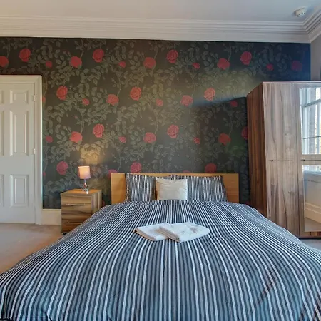 Manchesters Ultimate House - Hot Tub - Sleeps 23! *