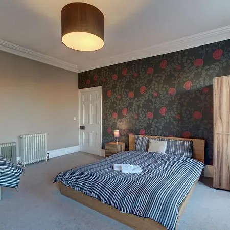 Manchesters Ultimate House - Hot Tub - Sleeps 23! Manchester