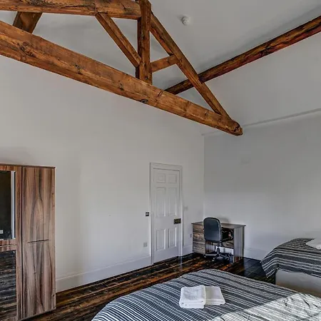Manchesters Ultimate House - Hot Tub - Sleeps 23! Holiday home *