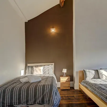 Manchesters Ultimate House - Hot Tub - Sleeps 23! * Manchester