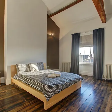 Holiday home Manchesters Ultimate House - Hot Tub - Sleeps 23!