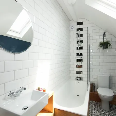 A Great Bright & Clean 2 Bd Apt. 10mins Into City! *