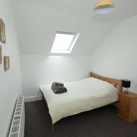 A Great Bright & Clean 2 Bd Apt. 10mins Into City! דירה