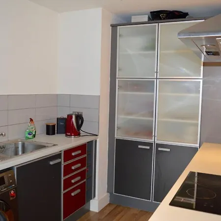 Modern 1 Bedroom Flat Near Centre